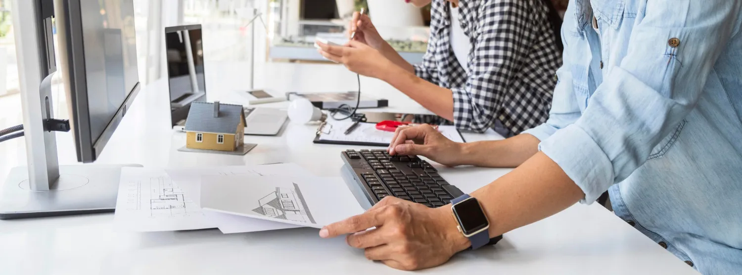Des femmes qui travaillent dur pour une innovation