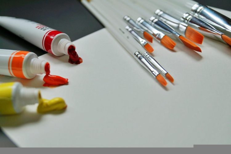 Décoration intérieure de printemps : peinture murale d’oiseau