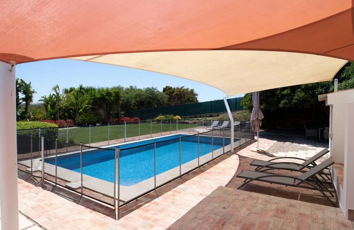 Comment choisir une clôture de piscine conforme et sécurisée ?