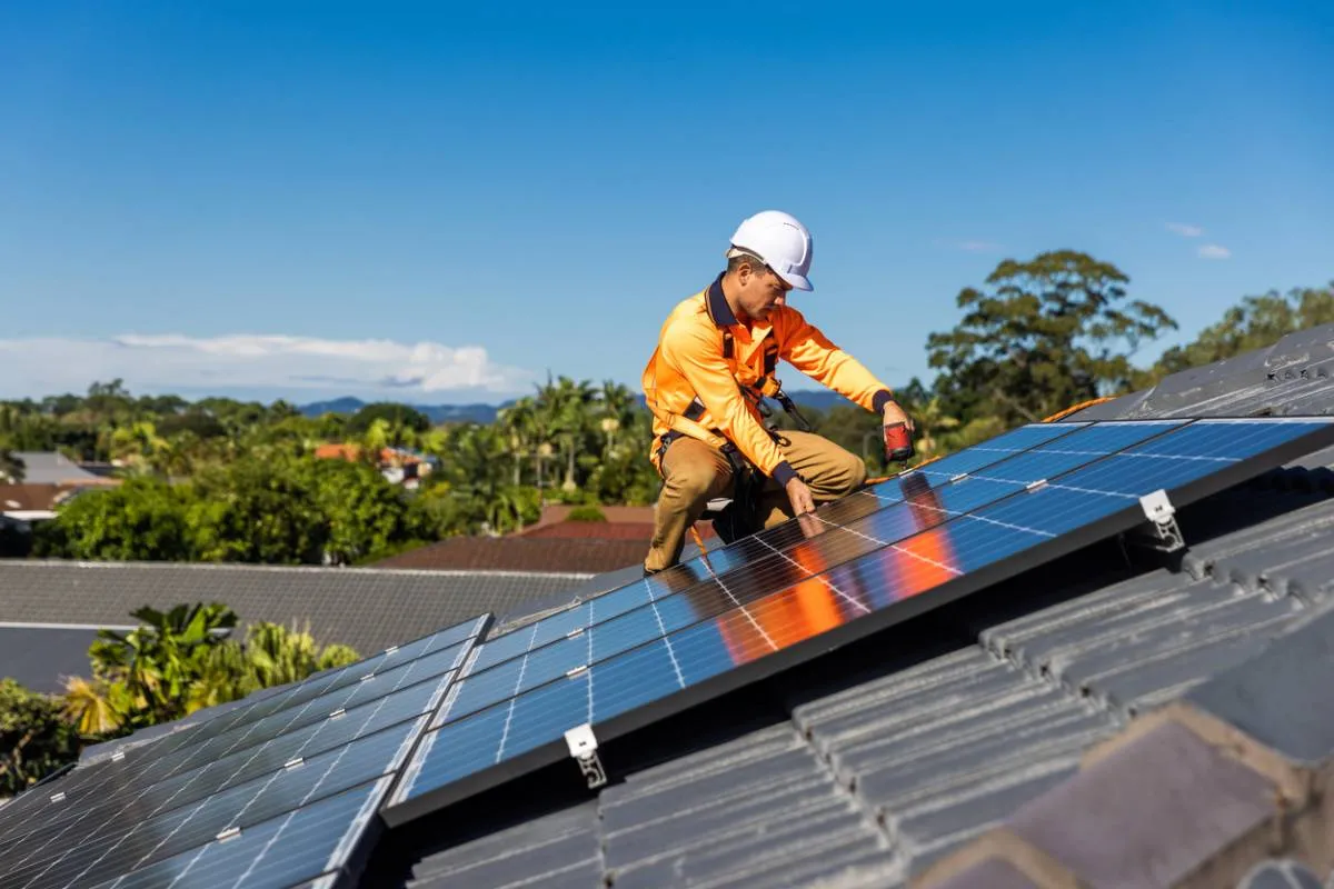 Panneaux solaires en Île-de-France : une installation sans sous-traitance