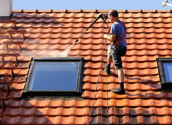 Pourquoi faire appel à un professionnel pour nettoyer votre toiture?