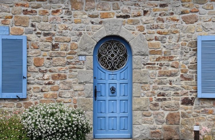 Poussant droit ou gauche : connaître le sens d’ouverture d’une porte