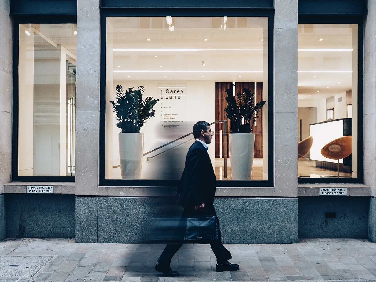 Comment réparer le vitrage de vitrine de votre magasin : Guide complet