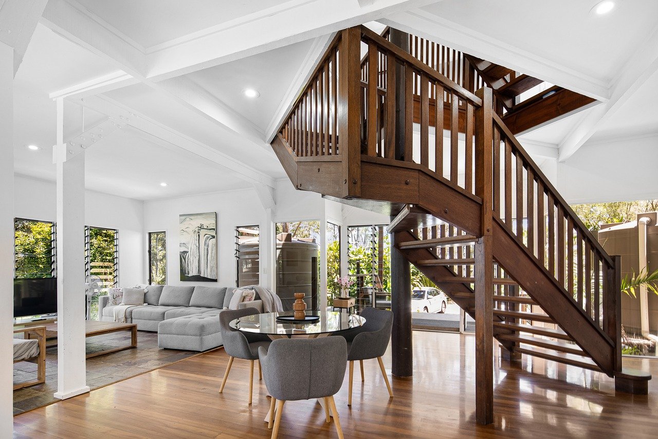 Quand la menuiserie sur mesure redéfinit l’art de l’espace immobilier