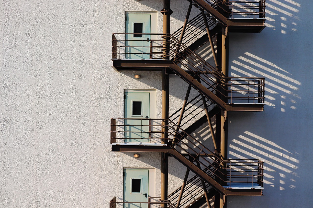 Sécuriser les accès en hauteur avec un escalier métallique industriel
