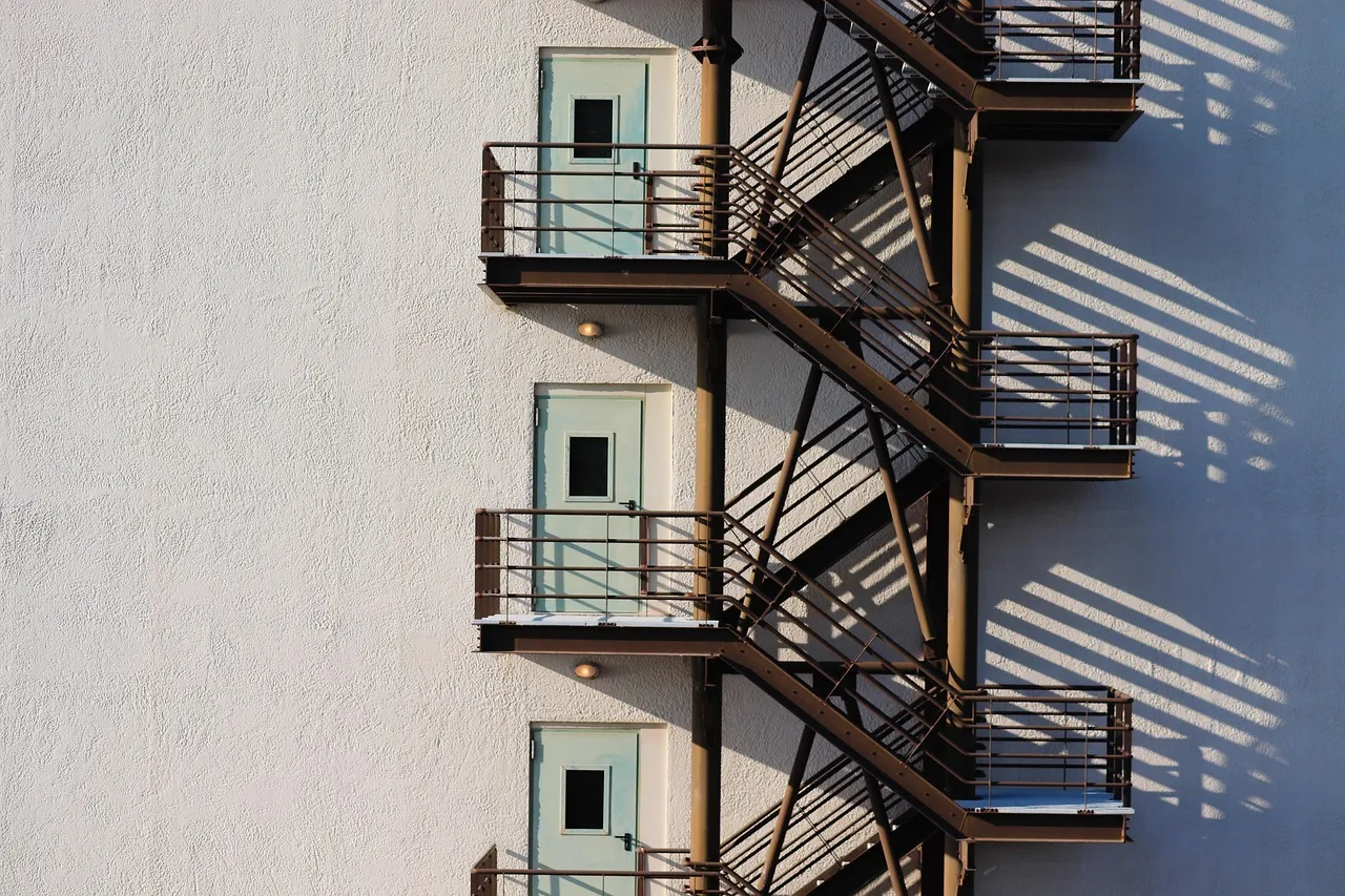 Sécuriser les accès en hauteur avec un escalier métallique industriel