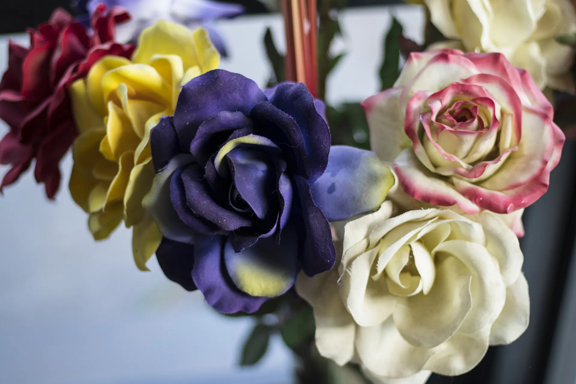 Arrangement floral artificiel DIY : Une caisse à la fois féminine et rustique