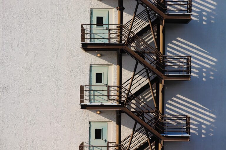 Sécuriser les accès en hauteur avec un escalier métallique industriel