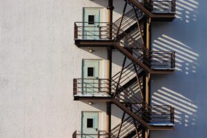 Sécuriser les accès en hauteur avec un escalier métallique industriel