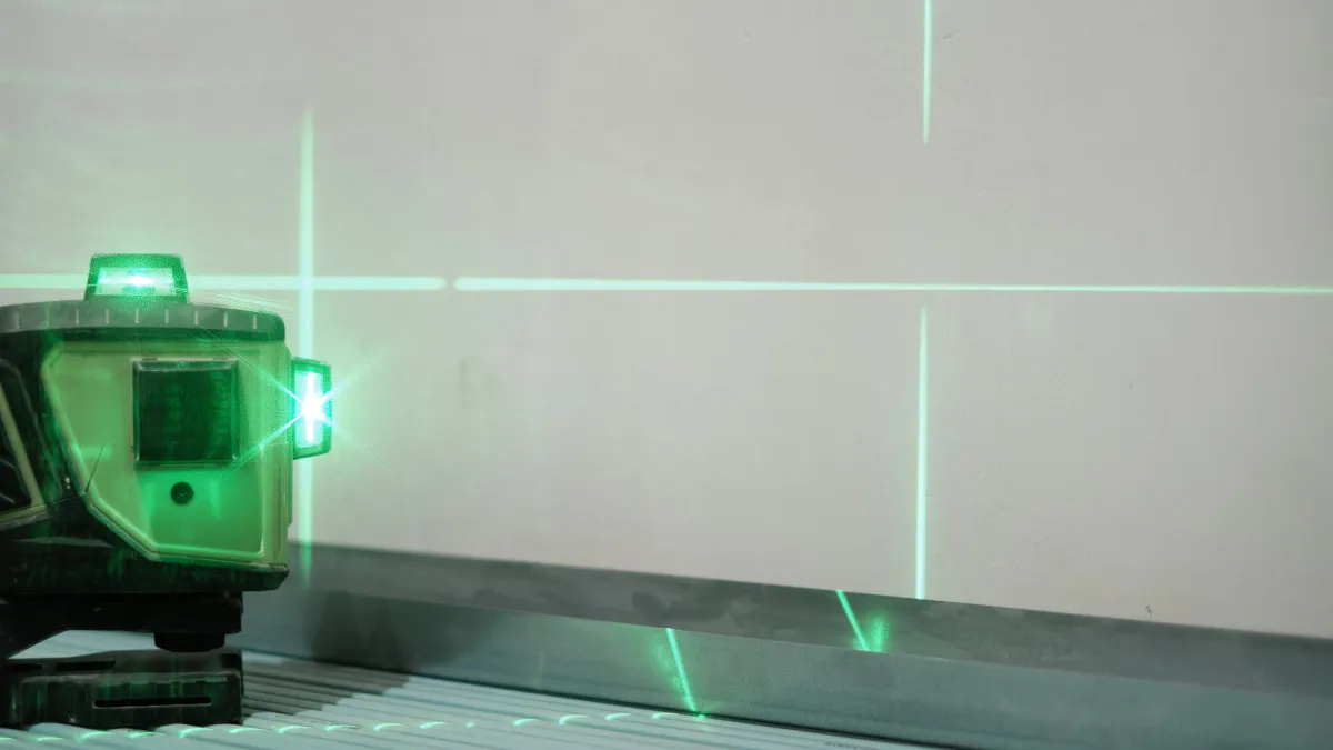 gros plan sur un niveau laser doté d'une croix lors de travaux dans un batiment