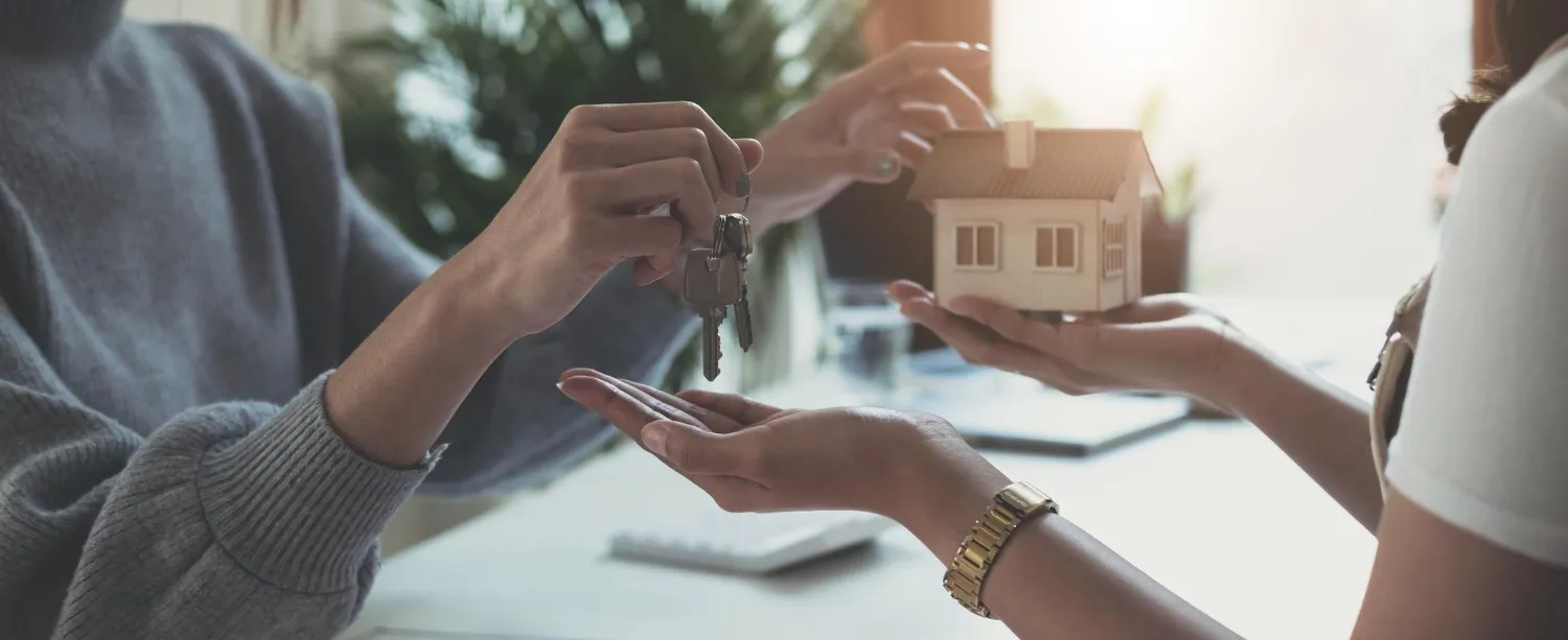 Agent immobilier donnant des clés de la maison à la femme et signer un accord 