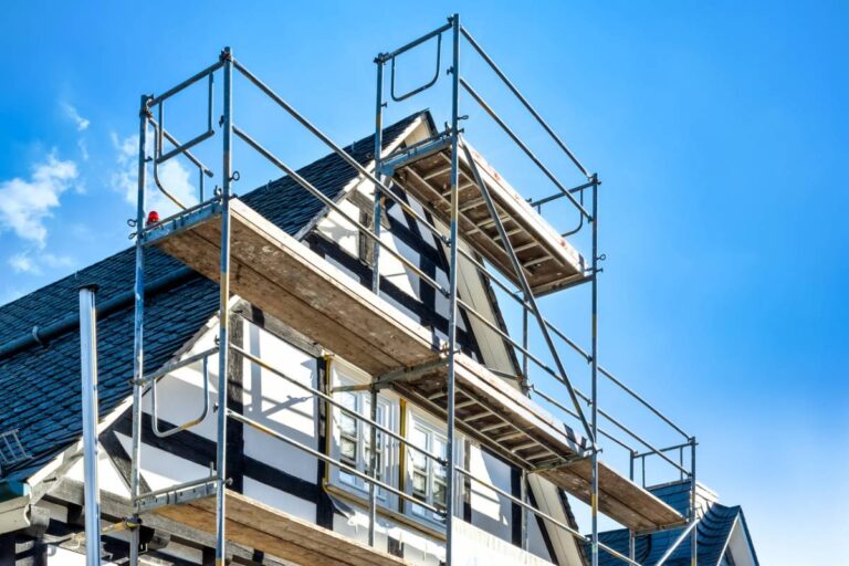 Travaux de façade : comment rester efficace sur plusieurs zones à la fois ?
