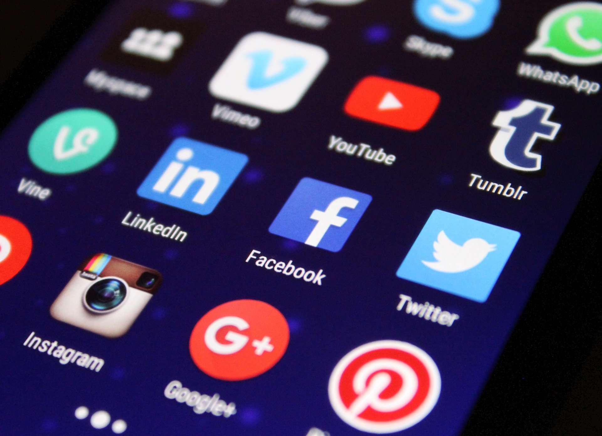 Comment vendre des biens immobiliers sur Facebook avec Justin Melquist | REtipster