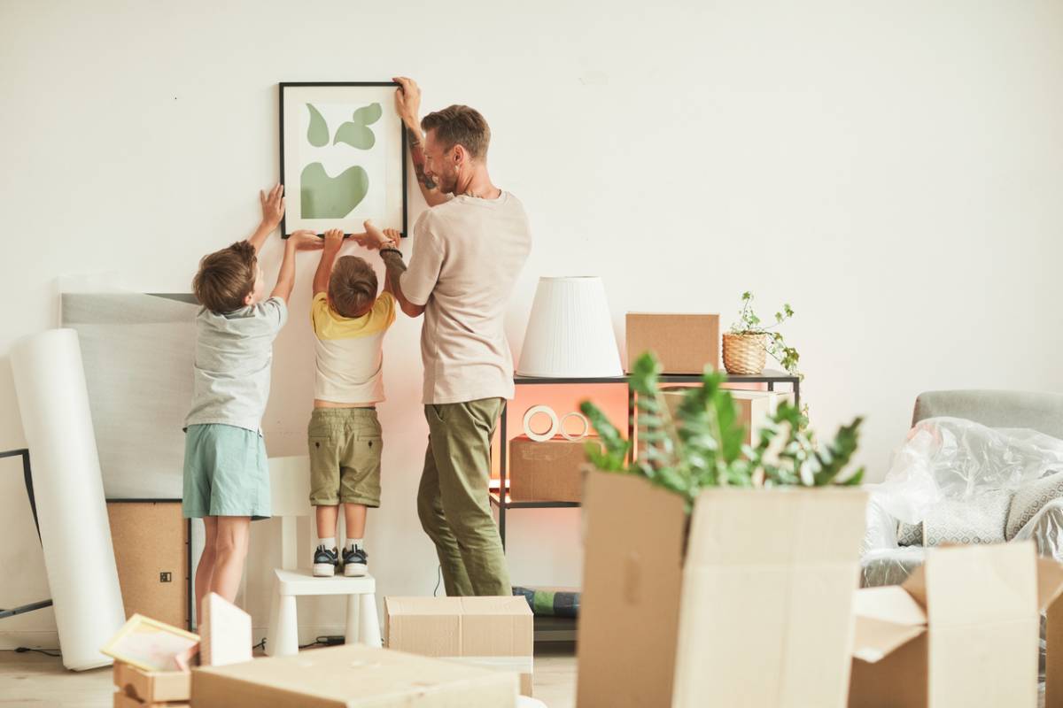 Accrochez vos tableaux sans percer : 3 conseils pour une pose sans accroc