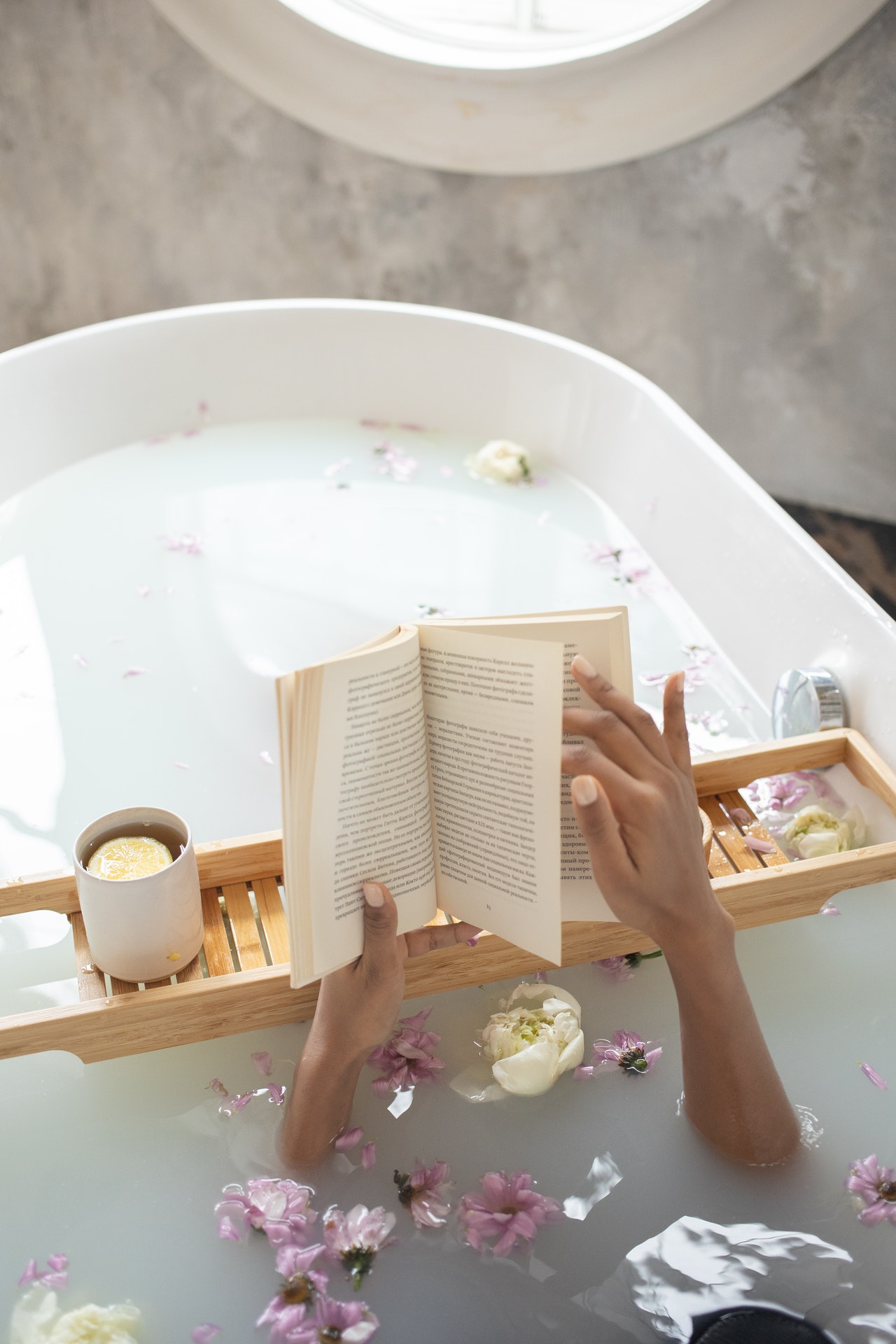 Plateau de baignoire maison – Pour que vous puissiez profiter encore plus de ce bain chaud !