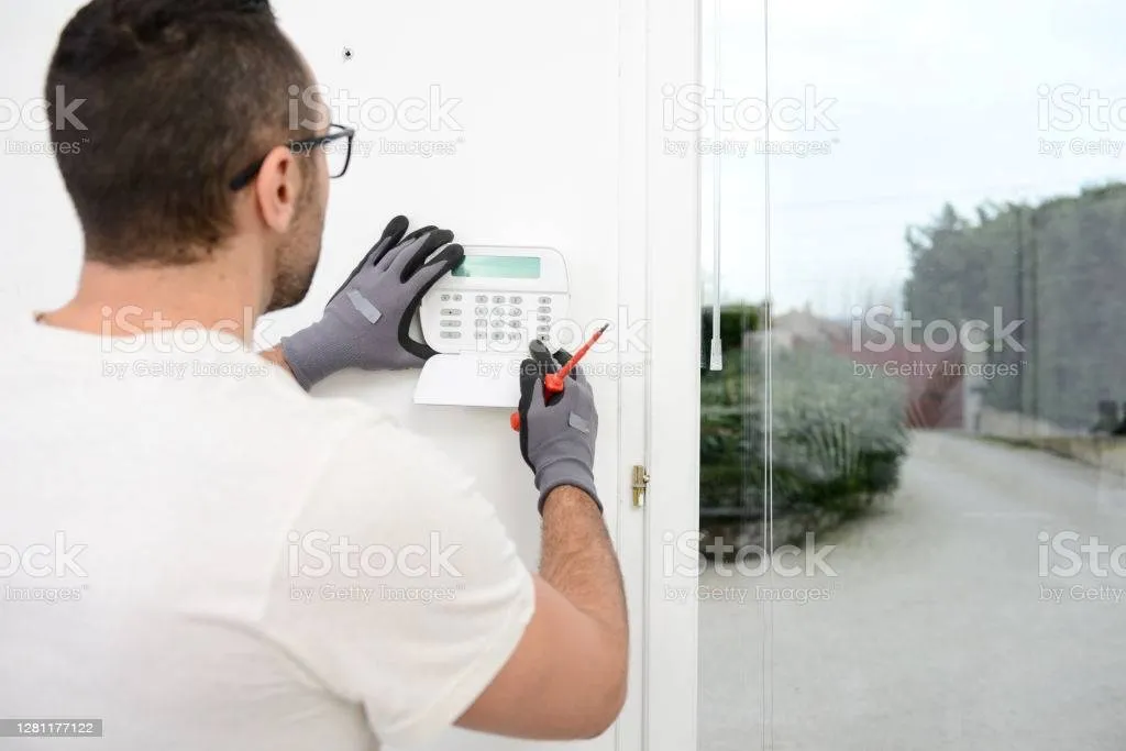 Installer son alarme soi-même ou faire appel à un professionnel ?