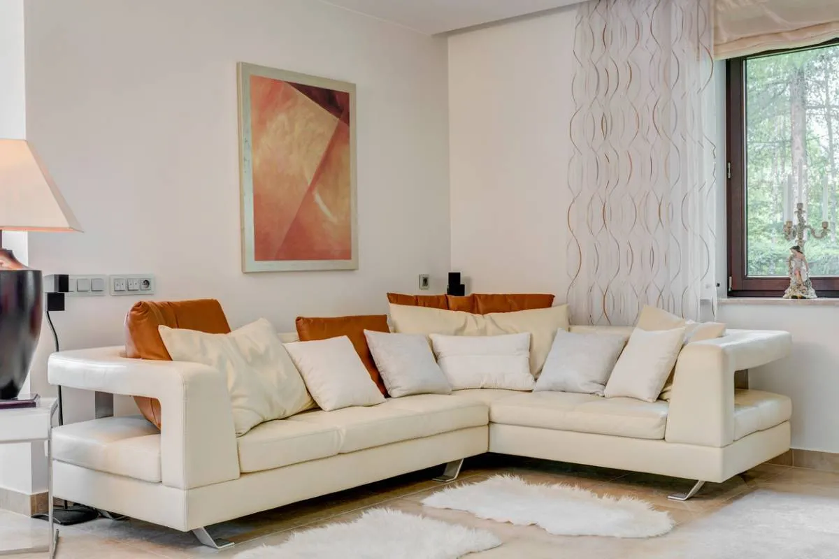 Déco et aménagement intérieur : canapé d’angle ou canapé droit ?
