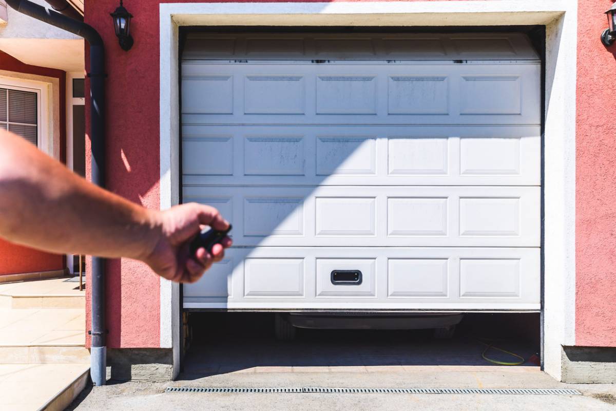 Préférer une porte de garage sectionnelle ou bien battante ?