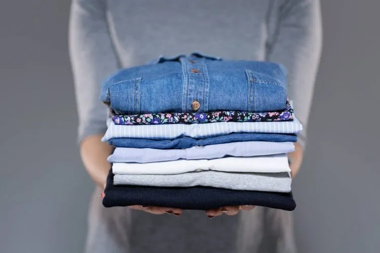 presse à repasser, pile de linge