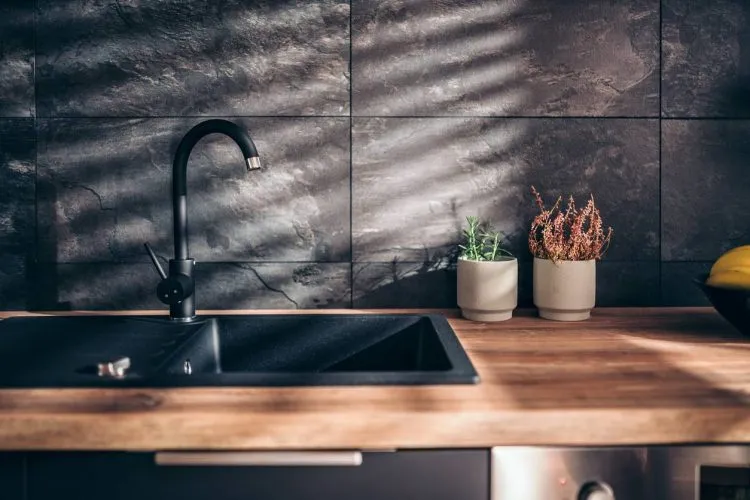 cuisine d'été en pierre reconstituée, mobilier de jardin