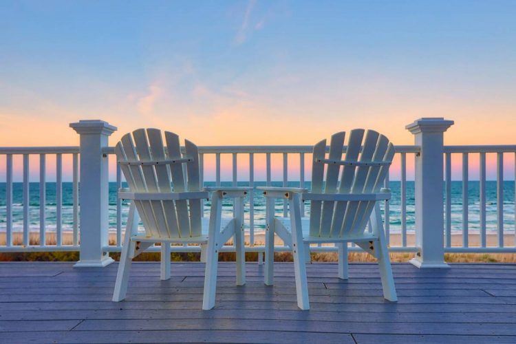 Maison en bord de mer : quels matériaux choisir pour son portail ou sa clôture ?
