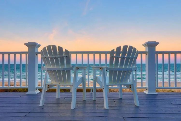 Maison en bord de mer : quels matériaux choisir pour son portail ou sa clôture ?