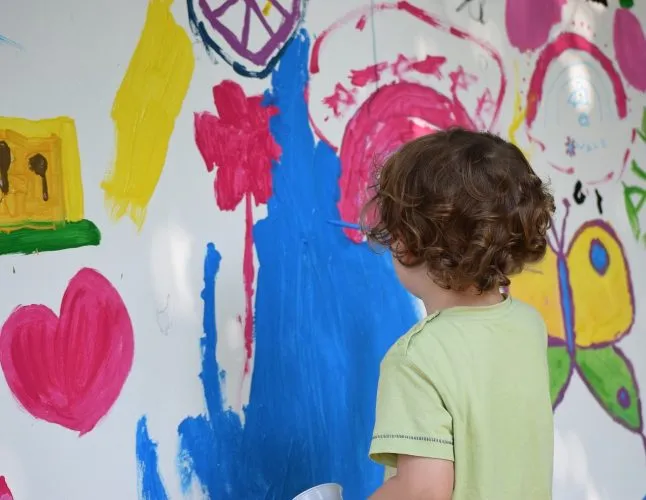 Peindre les murs avec les enfants