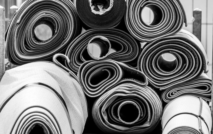 Un nouveau tapis et de vieilles chaises