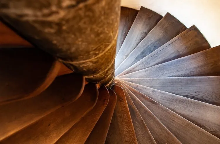 Les avantages d’un escalier bois sur-mesure pour votre maison.