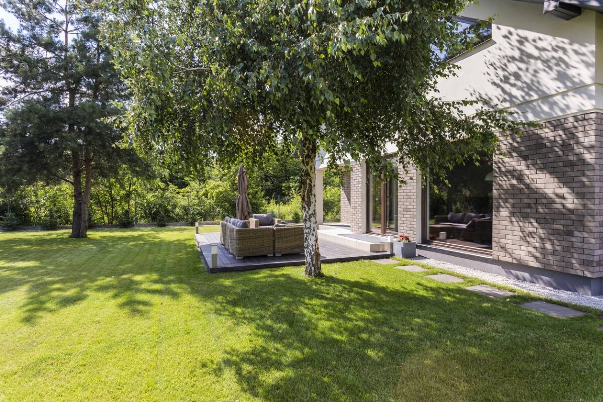 Conseils pour aménager un extérieur moderne et durable sans entretien contraignant