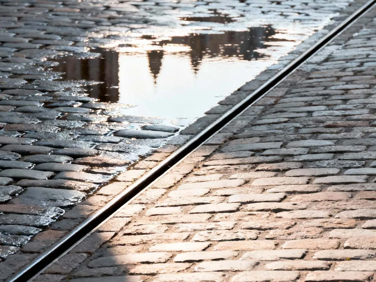 Infrastructures urbaines : optimiser le drainage avec des caniveaux à fente