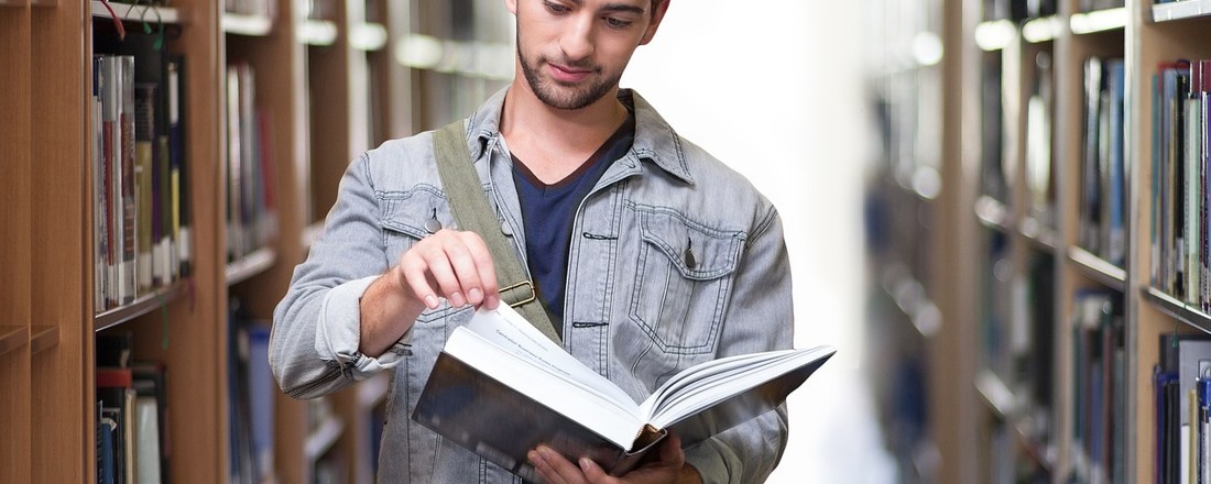 etudiant dans un bibliothèque