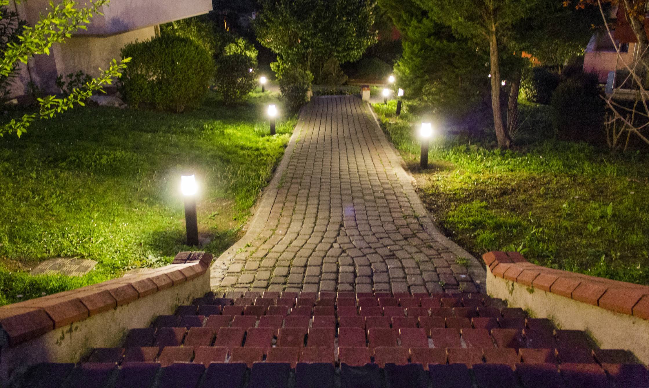 Créer un parcours lumineux dans son jardin