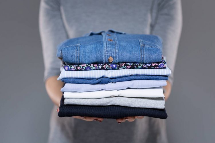 presse à repasser, pile de linge