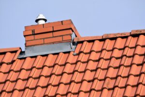 Tuile ou ardoise : comment faire le bon choix pour votre couverture de toit ?
